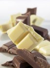 Stücke weißer und dunkler Schokolade — Stockfoto