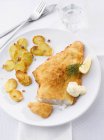 Filetto di pesce con patate fritte — Foto stock