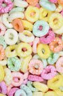 Vista superior de anillos dulces de colores brillantes - foto de stock