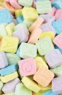 Primo piano vista di caramelle colorate con lettere — Foto stock