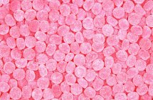 Вид сверху на фоне розовых жевательных конфет — стоковое фото