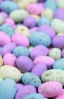 Huevos de chocolate coloreados - foto de stock