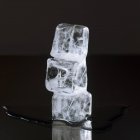 Cubi di ghiaccio impilati — Foto stock