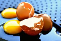 Сырые яйца в стаканах — стоковое фото