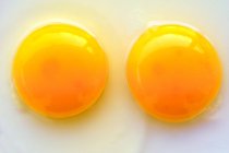 Dos yemas de huevo - foto de stock
