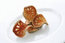 Vue rapprochée des tranches de fruits séchés de Bael — Photo de stock