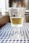 Bicchiere freddo di vino bianco — Foto stock