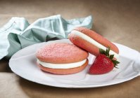 Vue rapprochée de deux tartes Whoopie fraise sur une assiette — Photo de stock