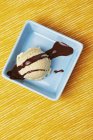 Vanilla ice cream with chocolate sauce — Stock Photo