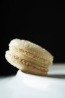 Macaron al cocco su placca bianca — Foto stock