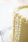 Pastel decorado con crema de mantequilla glaseado - foto de stock