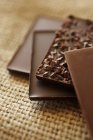 Barrette di cioccolato sul tovagliolo da tavola — Foto stock