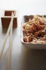 Nahaufnahme von getrockneten japanischen Bonito-Flocken in einer Schüssel — Stockfoto