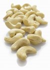 Pile de noix de cajou sur blanc — Photo de stock