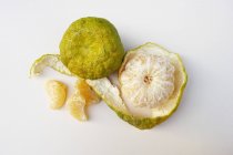 Frutas enteras y peladas de Ugli - foto de stock