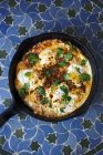Вид зверху страви марокканської яйце з хариса в каструлі — стокове фото