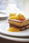 Nahaufnahme von französischem Toast mit Brioche mit marinierten Orangen und Kumquats — Stockfoto