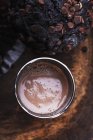 Vaso de leche de chocolate y magdalena - foto de stock