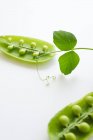 Ervilhas verdes frescas em vagens — Fotografia de Stock
