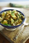 Салат из марокканского картофеля и артишока — стоковое фото