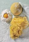 Pasta e tagliatelle fatte in casa — Foto stock