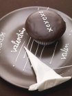 Bolo de chocolate decorado para o Dia dos Namorados — Fotografia de Stock