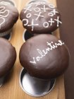 Schokoladen-Cupcakes zum Valentinstag — Stockfoto