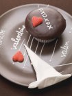 Schokoladenkuchen zum Valentinstag dekoriert — Stockfoto