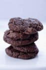 Biscoitos de chocolate empilhados — Fotografia de Stock