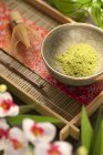 Vue rapprochée du thé vert Matcha japonais en poudre dans un bol sur un plateau — Photo de stock