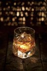 Vista ravvicinata di scotch e ghiaccio in vetro — Foto stock