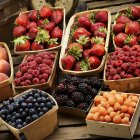 Корзины свежих летних ягод — стоковое фото