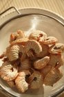 Vue rapprochée des crevettes rocheuses bouillies dans la passoire — Photo de stock