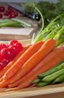 Органическая морковь с зеленой фасолью — стоковое фото