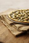 Pizza mit dünner Kruste und Hühnchen — Stockfoto