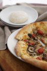 Funghi selvatici e pizza al pomodoro — Foto stock