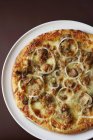 Pizza con salchicha, champiñones y cebolla - foto de stock