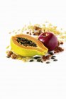 Ингредиенты для мюсли и свежих фруктов — стоковое фото