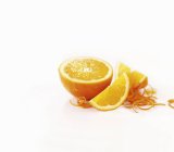 In Scheiben geschnittene Orange und Schale — Stockfoto