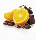 Нарезанный апельсин и кусочки шоколада — стоковое фото