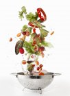 Ингредиенты салата вымываются в дуршлаге — стоковое фото