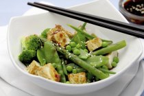 Tofu grelhado com salada de gergelim — Fotografia de Stock