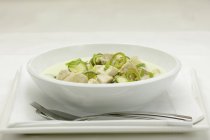 Closeup view of green chicken curry in white bowl — Stock Photo