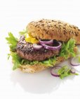 Гамбургер з цибулею і салатом — стокове фото