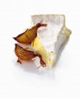 Slice of brie and caramelized onions — Stock Photo