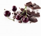 Cerejas maduras frescas e chocolate — Fotografia de Stock