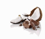 Pedaços de coco e chocolate — Fotografia de Stock