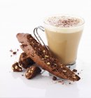 Vista da vicino di biscotti al cioccolato e caffè sulla superficie bianca — Foto stock