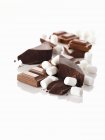 Morceaux et guimauves au chocolat — Photo de stock