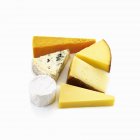 Vários queijos fatiados — Fotografia de Stock